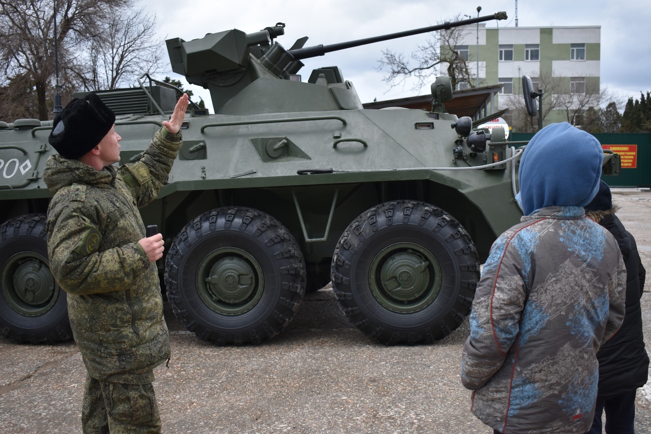 Обучающиеся Севастопольского кадетского корпуса СК России и воспитанники Детского дома побывали с экскурсией в легендарной бригаде морской пехоты