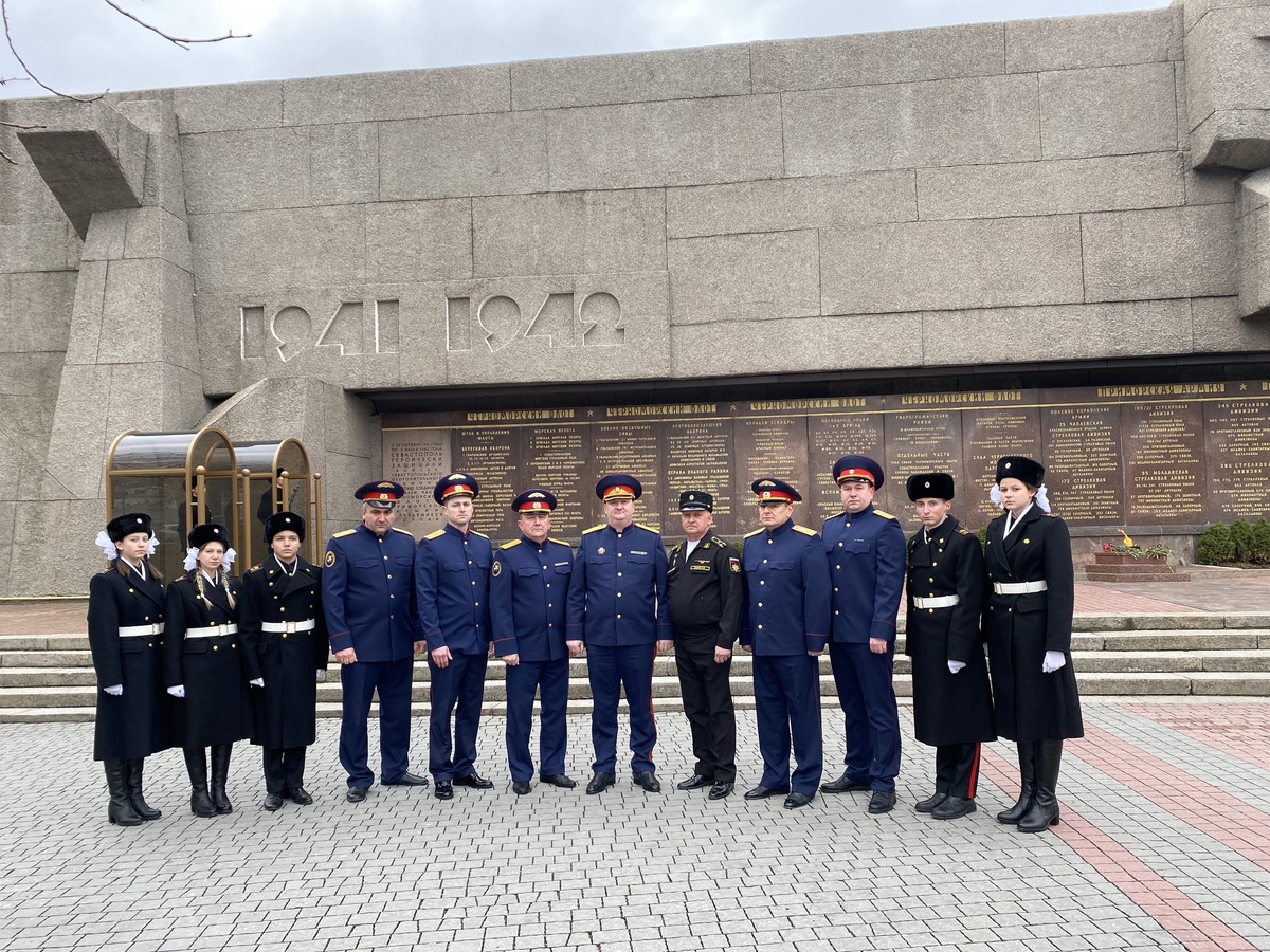 В Городе-герое Севастополе офицеры и кадеты Следственного комитета России почтили память жителей несломленного Ленинграда