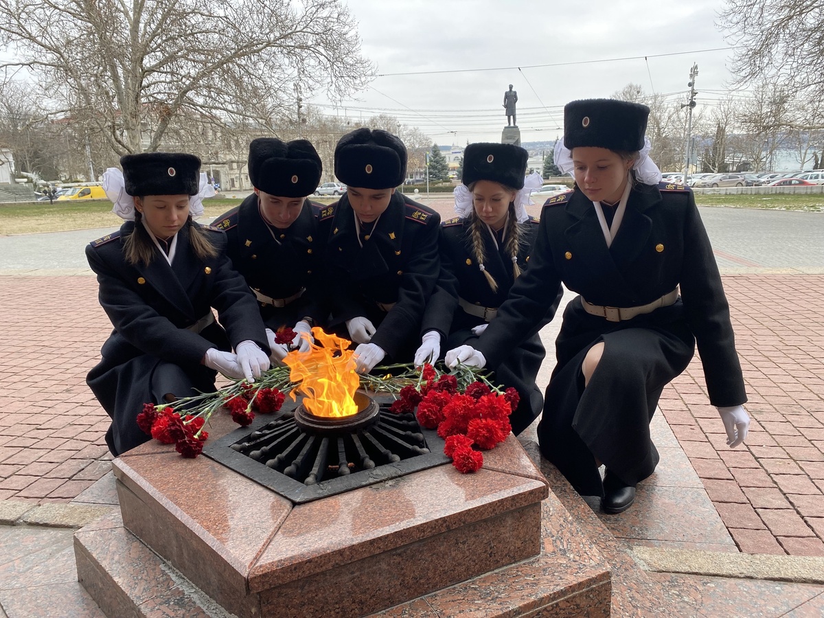 В ч 32515. Кадетский корпус героев Севастополя. Памятник кадету в СПБ. Беглов и кадеты 364.