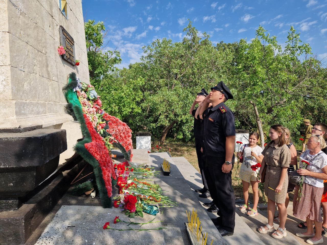 Сотрудники и кадеты Севастопольского кадетского корпуса СК России почтили память защитников, павших на Высоте героев